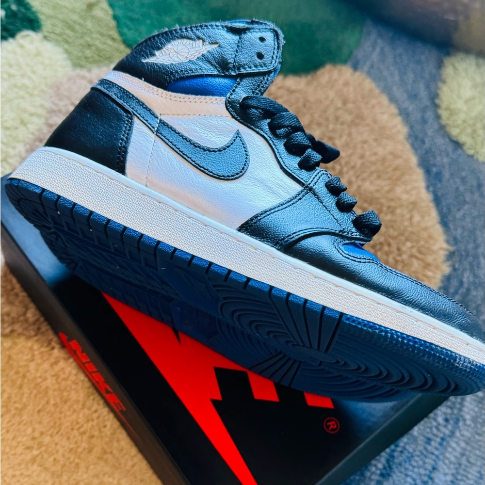 Blue black and white jordan 1s
6boys (i wear 7.5 or 8 in women's)